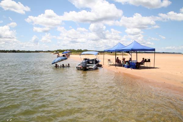 Porto Camargo entre as ilhas, trilhas e praias cristalinas que formam as belezas do Rio Paraná