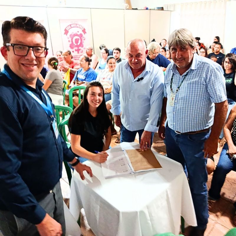 57 famílias de Icaraíma assinam contrato para aquisição de casas populares