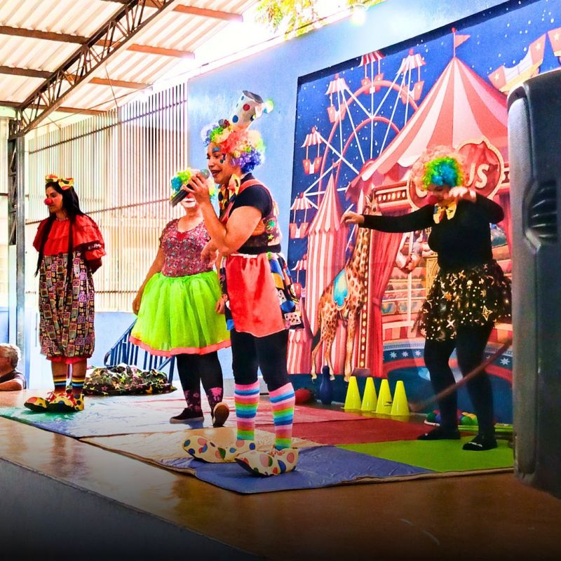 Espetáculo do CMEI Arco-Íris encanta alunos da Escola Thais Emerim com circo e conscientização sobre bullying